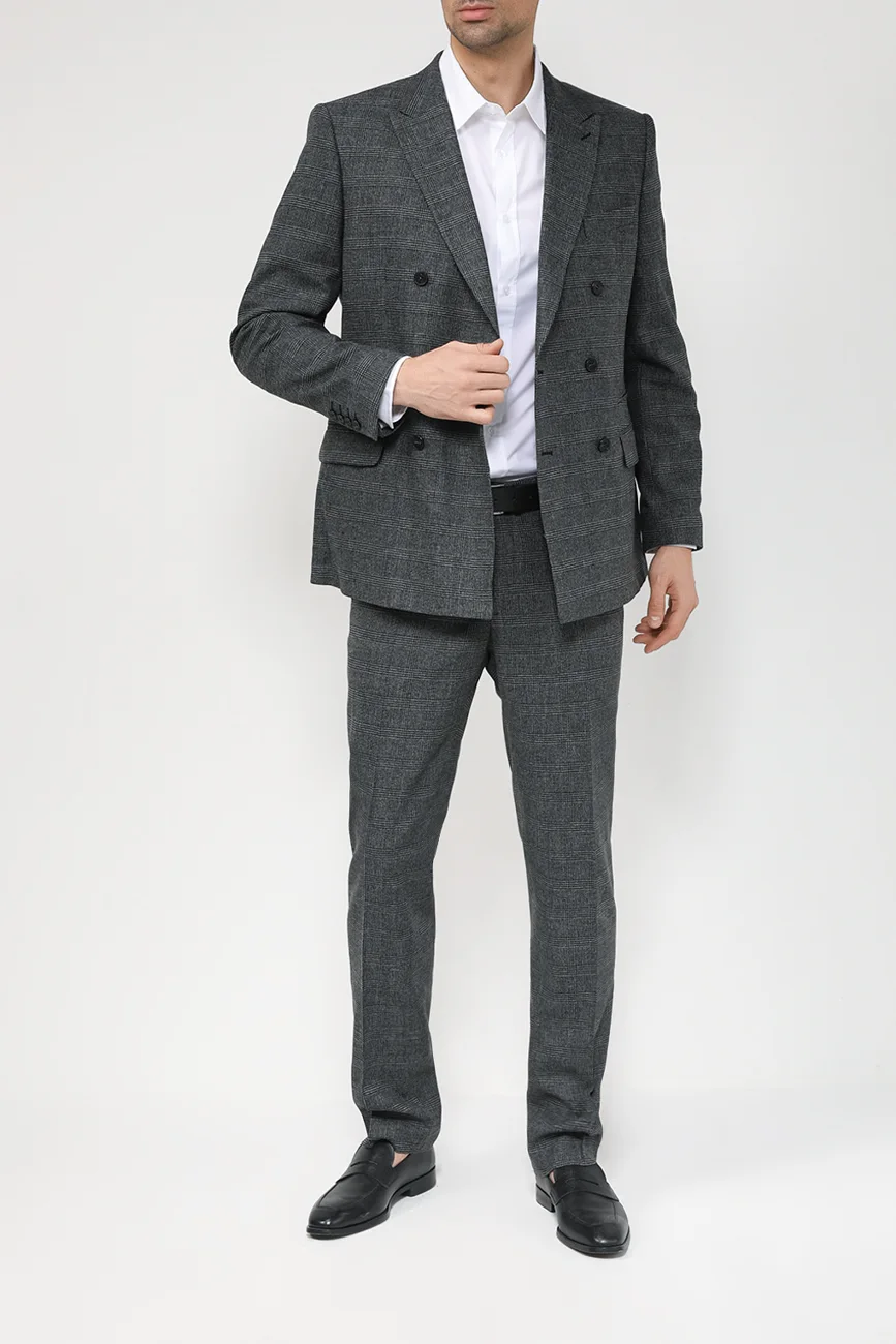 Costum în carouri